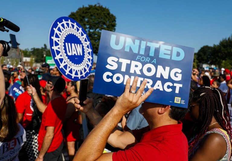 230911102242-united-auto-workers-rally-0904